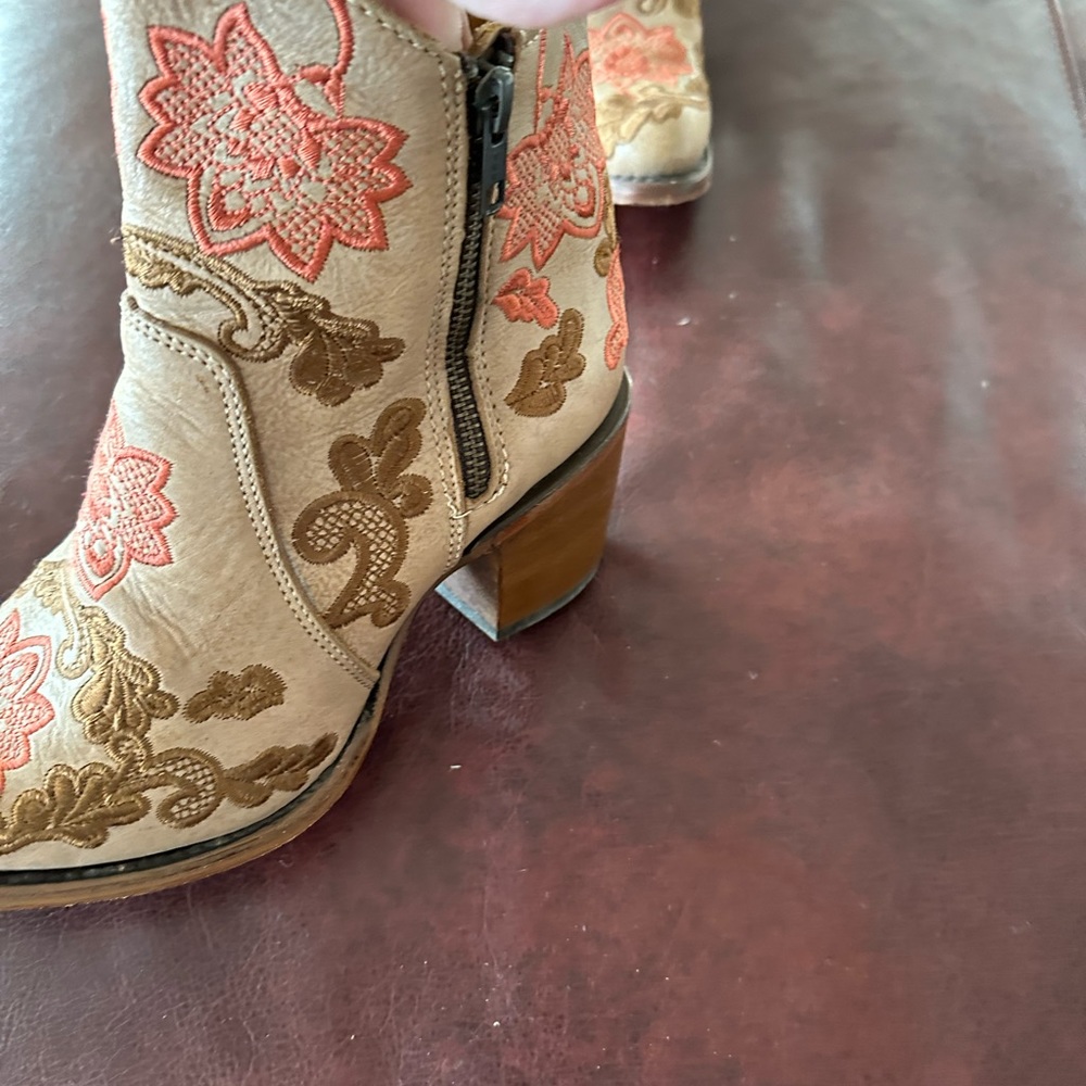 Corral boots size 8 - Picture 7 of 9